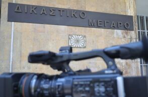 Θεσσαλονίκη: «Τρύπωσε» από την πόρτα της κουζίνας στο σπίτι της πρώην συντρόφου του για να δει τα παιδιά του και συνελήφθη όταν εκείνη πάτησε το panic button.