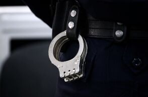 Συνελήφθη στη Θεσσαλονίκη ένας 60χρονος ο οποίος απείλησε 28χρονο με κυνηγετικό όπλο, προσπαθώντας να του πάρει χρηματικό ποσό - Προηγήθηκε ερωτική επαφή. 