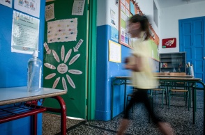 Μαθήτρια περπατά προς την είσοδο της τάξης