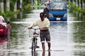 Πλημμύρες στην Ιαπωνία: Πάνω από 60.000 άνθρωποι καλούνται να φύγουν εσπευσμένα από τα σπίτια τους - Οι αρχές κάνουν λόγο για έναν άνθρωπο που αγνοείται.