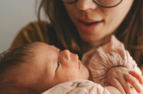 Πενταπλασιάστηκαν οι γεννήσεις από γυναίκες ηλικίας 40 και άνω μετά το 1990 - Τι διαπιστώνει έκθεση του Ινστιτούτου Δημογραφικών Ερευνών και Μελετών