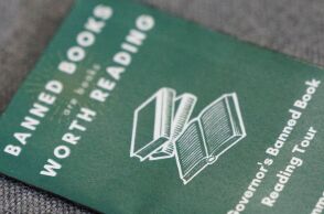 Πάνω από 10.000 τίτλοι βιβλίων απαγορεύτηκαν από τα δημόσια σχολεία των ΗΠΑ κατά το πιο πρόσφατο ακαδημαϊκό έτος - Έρευνα της PEN America. 