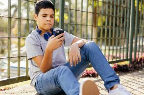 Αυξάνεται απότομα η «προβληματική χρήση» των social media από τους εφήβους