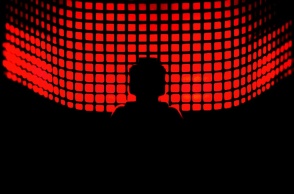 Κεφάλι ατόμου μπροστά σε οθόνη με κόκκινους κύβους