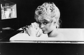 Η Μπριζίτ Μπαρντό σε σκηνή από ταινία το 1957, την εποχή που θεωρούνταν το απόλυτο σεξ σίμπολ