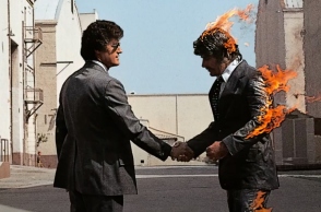 Pink Floyd: Ποιοι είναι οι εικονιζόμενοι επιχειρηματίες στο εξώφυλλο του άλμπουμ «Wish you Were Here» που φιλοτέχνησε η κολεκτίβα Hipgnosis.