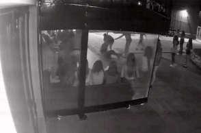 Καρέ από το βίντεο ντοκουμέντο του ξυλοδαρμού της 14χρονης στη Γλυφάδα