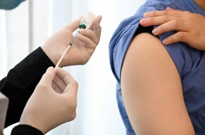 Άτομο επιχειρεί να κάνει εμβόλιο σε άτομο που έχει σηκώσει το μανίκι του