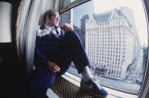 Ο Έλτον Τζον κάνει αναδρομή στην καριέρα του στο νέο τρέιλερ του ντοκιμαντέρ «Never Too Late» - Λίγο πριν την προβολή του στο Φεστιβάλ της Νέας Υόρκης.