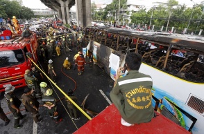 Πυροσβεστικές αρχές της Ταϊλάνδης δίπλα από το καμένο σχολικό λεωφορείο
