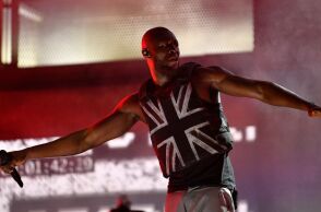 Aλεξίσφαιρο γιλέκο του Banksy πωλείται σε δημοπρασία από τον οίκο Sotheby's - Ο ράπερ Stormzy φορούσε παρόμοιο στο φεστιβάλ Γκλαστονμπέρι το 2019.