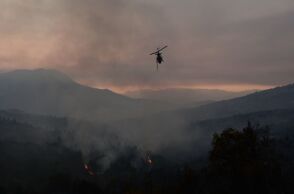  Καίει ακόμα η φωτιά στην Κορινθία
