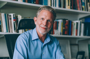 Παύλος Γερουλάνος: «Όταν το ΠΑΣΟΚ έβγαινε απολογούμενο, η κοινωνία με το χιούμορ της το κράτησε ζωντανό» 