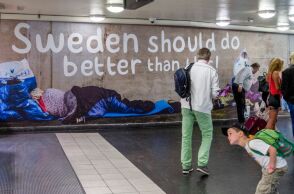 Η κυβέρνηση της Σουηδίας κατηγορείται ότι επιχειρεί να «θέσει εκτός νόμου τη φτώχεια» - Παρουσίασε εθνικό σχέδιο απαγόρευσης της επαιτείας.