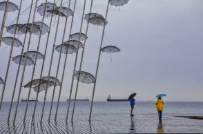 Βροχερό σκηνικό στην παραλία της Θεσσαλονίκης και το έργο Ομπρέλες