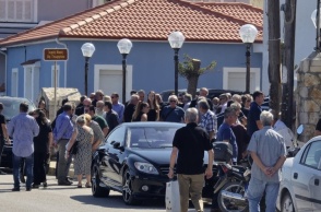 Πλήθος κόσμου στις κηδείες των δύο ανδρών στο Ξυλόκαστρο