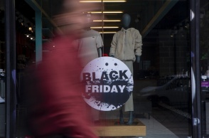 Βιτρίνα με σήμα προσφορών για τη Black Friday