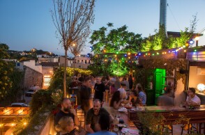 Σε αυτά τα στέκια πίνουμε (και τρώμε) από νωρίς