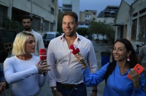 Ο Στέφανος Κασσελάκης και δημοσιογράφοι που αναμένουν δήλωσή του