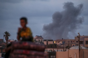 Καπνοί μετά από επίθεση από ισραηλινές αεροπορικές επιδρομές στο βόρειο στρατόπεδο προσφύγων Al Nusairat
