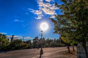 Ηλιοφάνεια και λίγα σύννεφα