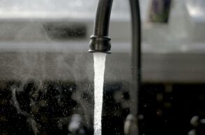 Βρύση με νερό