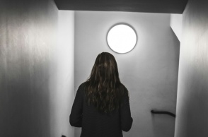 Κοπέλα με γυρισμένη την πλάτη στον φακό