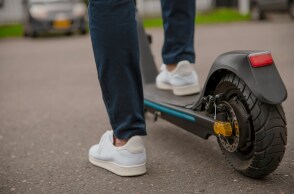 Ηλεκτρικό πατίνι και το πόδι αναβάτη του