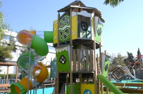 Μια νέα παιδική χαρά που μοιάζει με μικρή πόλη στο Ελληνικό 