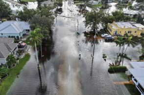 O τυφώνας Μίλτον στη Φλόριντα αφήνει πίσω του νεκρούς, σκοτάδι και χιλιάδες στα καταφύγια