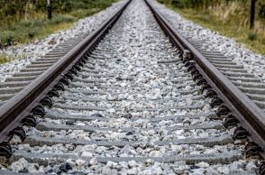 Αφαιρούσε με βαριοπούλα αντικείμενα από γραμμές τρένου 