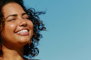 Dove: νέα καμπάνια «Κώδικας» για την ομορφιά και το AI 