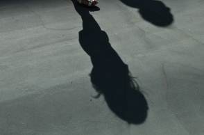 Σκιά μαθήτριας σε προαύλιο σχολείου