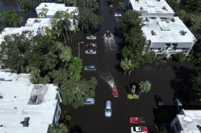 Πλημμυρισμένοι δρόμοι και διασώστες με βάρκα σε δρόμο της Φλόριντα μετά το πέρασμα του τυφώνα Μίλτον