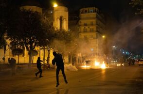 Θεσσαλονίκη: Κουκουλοφόροι πέταξαν μολότοφ και πέτρες κατά αστυνομικών έξω από το ΑΠΘ τα ξημερώματα - Έξι προσαγωγές.