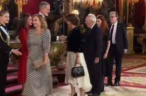 Η πριγκίπισσα Ελεονώρα και η αμήχανη χειραψία 