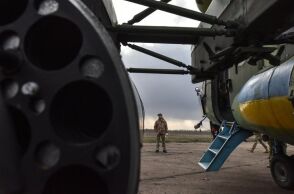 Ουκρανία: Το Κίεβο λέει πως κατέστρεψε ρωσικό στρατιωτικό αεροσκάφος σε βάση των Ουραλίων - Οι εικόνες που δημοσιοποιήθηκαν από το υπουργείο Άμυνας. 