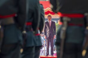 Κατάρ: Η χώρα θα διενεργήσει δημοψήφισμα σχετικά με την κατάργηση της διενέργειας βουλευτικών εκλογών, ανακοίνωσε ο εμίρης Ταμίμ μπιν Χαμάντ Αλ Θάνι.