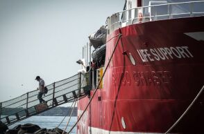 Ιταλία - Αλβανία: Οι πρώτοι παράτυποι μετανάστες που συνελήφθησαν στα ιταλικά ύδατα έφτασαν στο αλβανικό λιμάνι Σενγκίν.