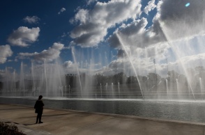 Άτομο στα σιντριβάνια του Κέντρου Πολιτισμού «Ίδρυμα Σταύρος Νιάρχος»