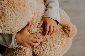 Παιδάκι κρατά στην αγκαλιά του αρκουδάκι
