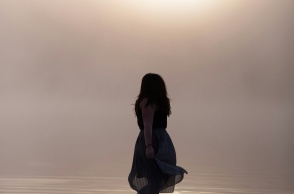 Κορίτσι που τα μαλλιά του καλύπτουν το πρόσωπό της