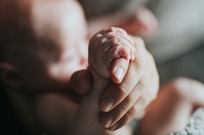 Μωρό στα χέρια ατόμου