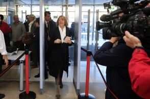 Ζιζέλ Πελικό: Η γυναίκα που βρίσκεται στο επίκεντρο της δίκης για μαζικούς βιασμούς που έχει συγκλονίσει τη Γαλλία πρόκειται να μιλήσει στο δικαστήριο.