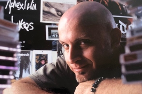 Ο Ηλίας Ασλάνογλου μας ξεναγεί στη δική του Αθήνα