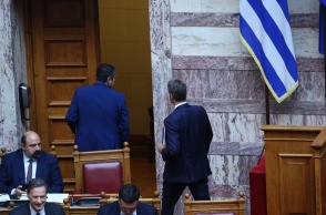 Ο Κυριάκος Μητσοτάκης αποχωρεί από την αίθουσα της Ολομέλειας