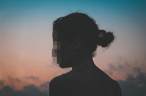 Ανήλικη με το πρόσωπο γυρισμένο προς τα αριστερά