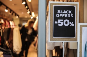 Black Friday: Ταμπέλα σε κατάστημα για τις προσφορές για τη «Μαύρη Παρασκευή»