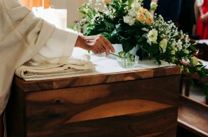 Καθολικός ιερέας σε μυστήριο