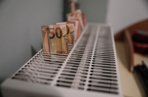 Χρήματα πάνω σε καλοριφέρ